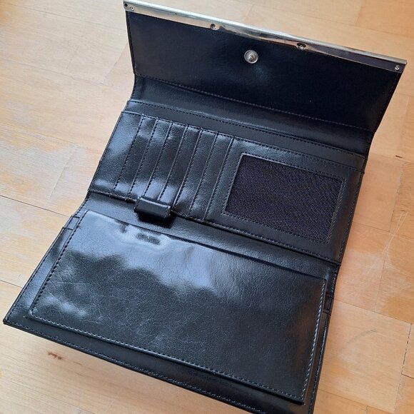 Guess black leather wallet / clutch purse w/ metal accent excellent condition - Picture 3 of 4